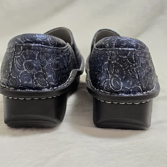 Stylish Women's Slip-On Shoes in Blue and Black - Picture 8 of 10